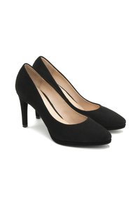 Czarne zamszowe szpilki z ostrym noskiem i smukłym, zwężającym się obcasem. Gładkie wewnętrzne wykończenie i subtelne detale przeszyć.