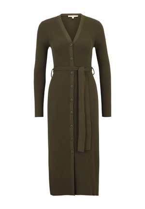 Cárdigan largo de canalé verde oliva con escote en V, mangas largas, cintura ceñida con cinturón y cierre de botones en la parte delantera. Tejido texturizado con forma ajustada.
