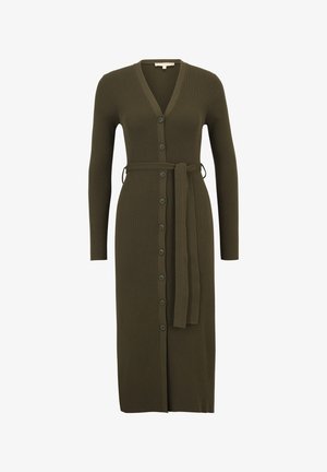 Cárdigan largo de canalé verde oliva con escote en V, mangas largas, cintura ceñida con cinturón y cierre de botones en la parte delantera. Tejido texturizado con forma ajustada.