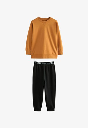 Orange langærmet sweatshirt med rund hals og ribbede manchetter, sammen med sorte joggerbukser med en mærkevare-elastisk talje.
