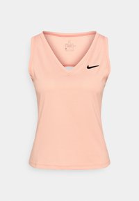 Rosa ärmelloses Sportoberteil mit V-Ausschnitt, aus geripptem Dri-FIT-Material; hat ein kleines schwarzes Nike-Logo auf der linken Brust.