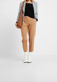 Even&Odd Petite Stickad tröja - black