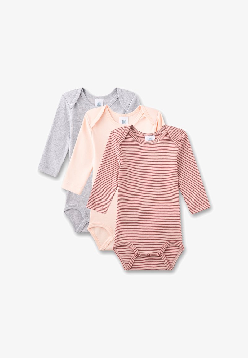 Drei langärmelige Bodysuits: einer in Grau, einer in einfarbig Pfirsich und einer mit roten Streifen. Weiches Baumwollmaterial; mit Druckknöpfen im Schritt.