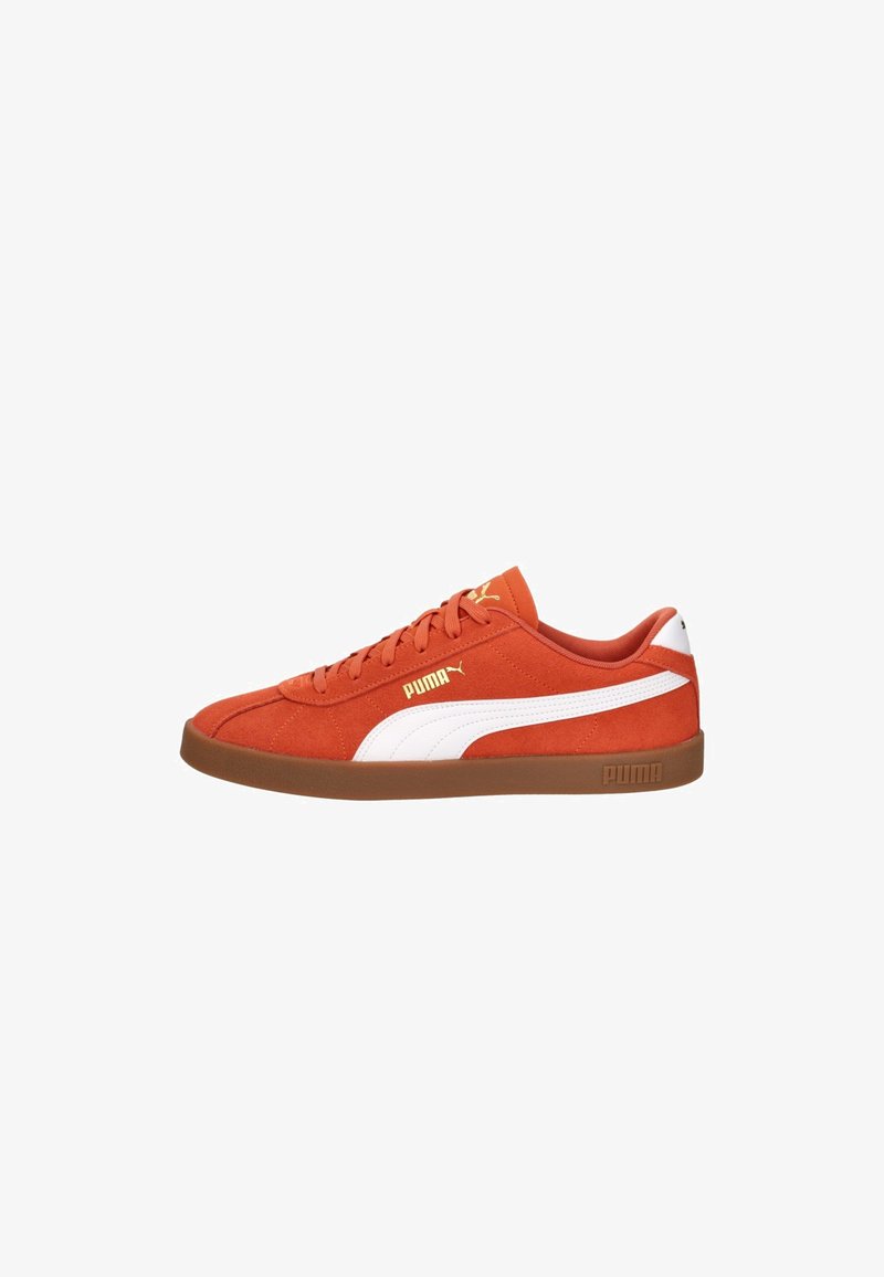 Baskets basses Puma en daim orange brûlé avec une bande latérale blanche, une semelle en caoutchouc naturel et un logo Puma doré sur le côté et la languette.