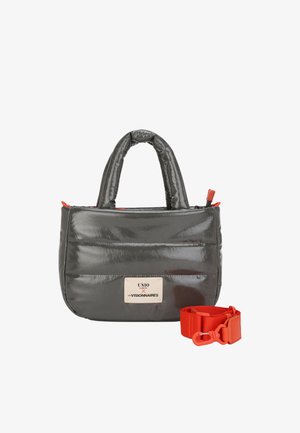 Graue Lackledertasche mit wattiertem Design, zwei Griffen und einem verstellbaren roten Schulterriemen. Verfügt über eine vordere Logo-Plakette und kontrastierende Reißverschlüsse.