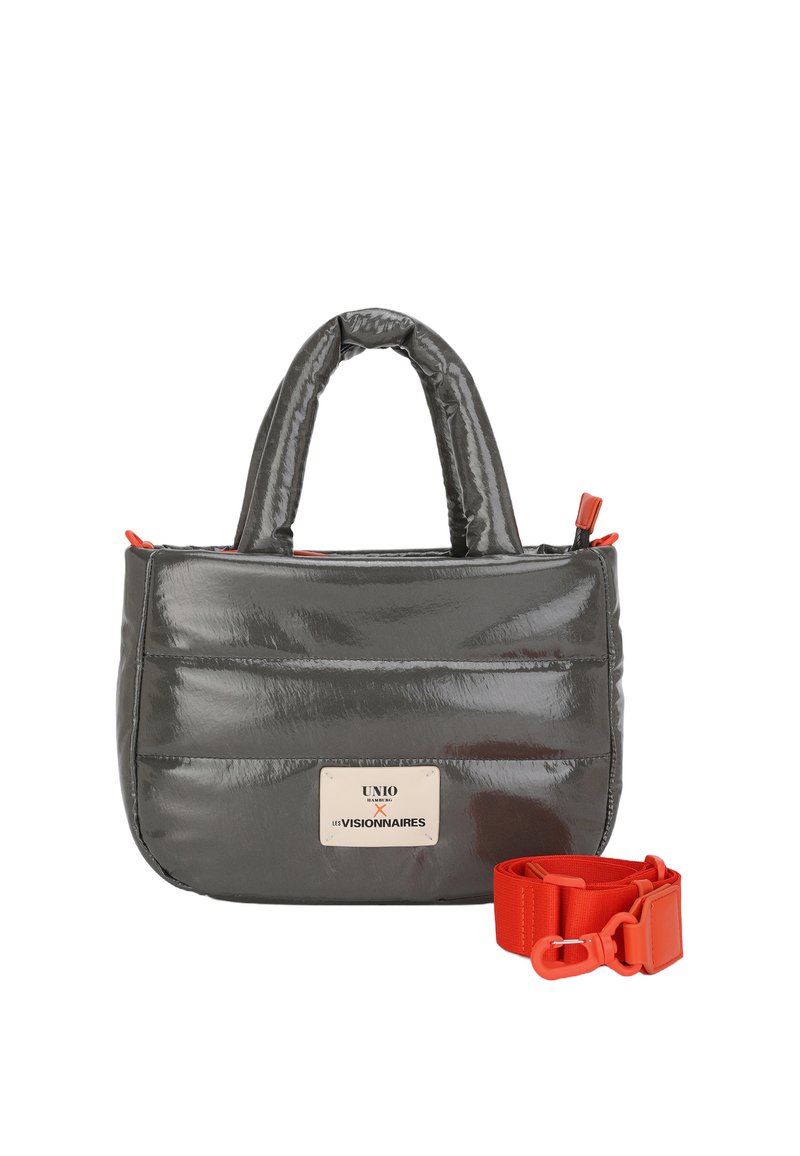 Borsa in pelle verniciata grigia con design imbottito, doppi manici e tracolla regolabile rossa. Presenta una targhetta con logo frontale e cerniere a contrasto.