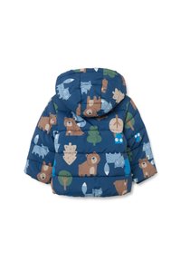 Chaqueta azul acolchada con patrones coloridos de animales y árboles, capucha y diseño acolchado. El material parece suave y ligero.