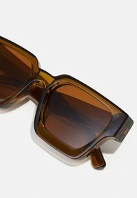 Jack & Jones JACPETER SUNGLASSES UNISEX - Päikeseprillid - brown patina