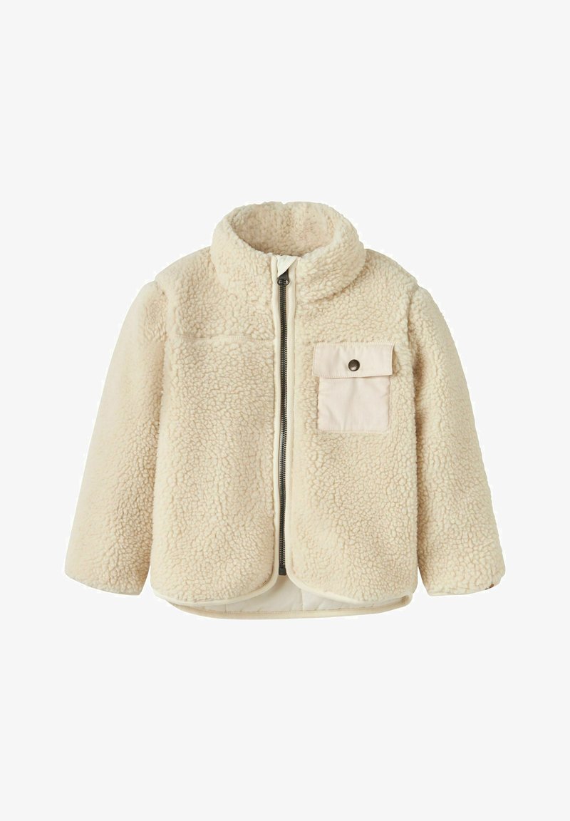 Veste en polaire couleur crème avec une fermeture éclair frontale complète et une poche poitrine unique boutonnée sur le côté gauche.