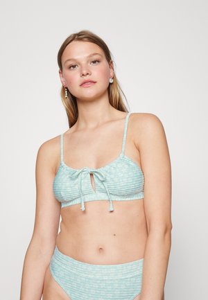 Top de bikini azul claro com um design texturizado e franzido, e um fecho frontal com laço; parte de baixo de cintura alta coordenada com tecido texturizado semelhante.