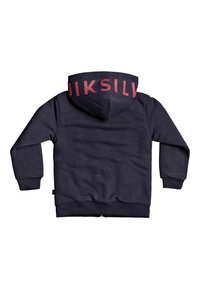 Námořnický modrý svetr s kapucí, s velkým červeným textem "DCSILVER" na zadní straně, žebrovanými manžetami a jemnou texturou látky.