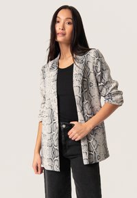 Blazer s uzorkom zmijske kože u nijansama sive i crne, lagana tkanina, opušteni kroj, reveri s izrezom i podvrnute rukave.