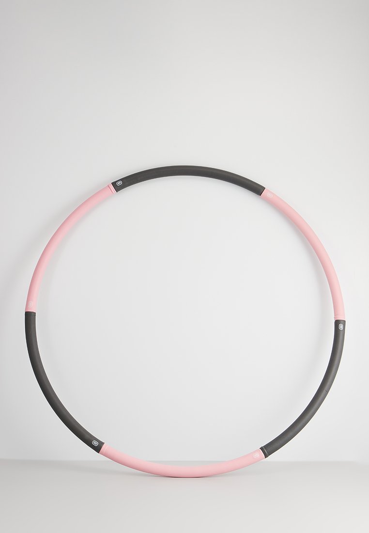 Hula hoop con una forma circolare, con un bordo esterno rosa e una sezione interna nera, realizzato in materiale plastico flessibile.