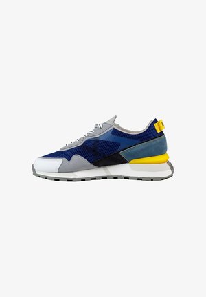 Zapatilla deportiva con parte superior de malla gris con acentos en azul marino y verde azulado, puntera blanca y una pestaña en el talón amarilla. Suela de goma texturizada para mayor agarre.