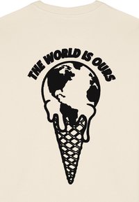 Felpa color crema con una grafica nera di un globo che si scioglie sopra un cono di waffle, con il testo "IL MONDO È NOSTRO" in grassetto sopra.