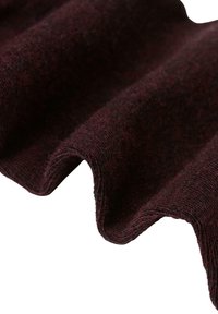Bourgogne textil med en mjuk, vågig kant, med en tät väv och lätt lyster, lämpad för kläder eller möbelklädsel.