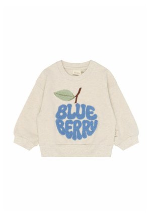 Детска блуза в кремав цвят с текстура на сини "BLUE BERRY" текст, оформен като плод, и зелено листо с кафява дръжка над текста.