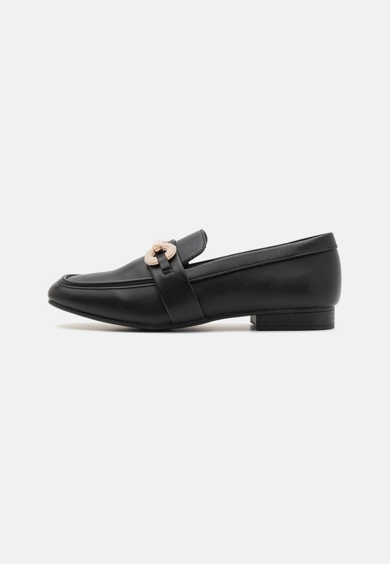 Mocassino in pelle nera con tacco basso, caratterizzato da una fascia decorata in tono oro attraversante il collo del piede e un design liscio e lineare.
