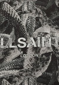 Design astratto in bianco e nero con motivi di pelle di serpente strutturati, con il testo "ALLSAINTS LONDON" in evidenza, scritto in lettere bianche grassetto.