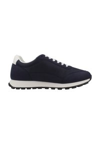 Baskets de sport bleu marine avec des lacets blancs et un onglet au talon, dotées d'une tige en mesh et d'une semelle extérieure en caoutchouc noir texturé.
