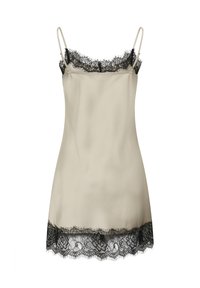 Robe nuisette en satin beige avec fines bretelles, bordure en dentelle noire le long de l'encolure et de l'ourlet, avec un motif floral en dentelle.