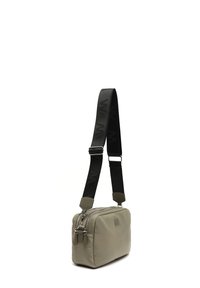 Borsa rettangolare verde oliva con superficie testurizzata, chiusura con doppia cerniera e tracolla nera regolabile con motivo logo.