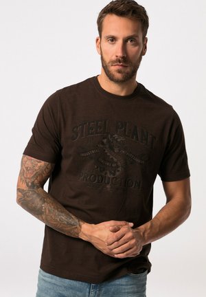 Brun bomulds T-shirt med en vintage-stil grafisk tryk med teksten "STEEL PLANT PRODUCTION", korte ærmer og en klassisk rund hals.