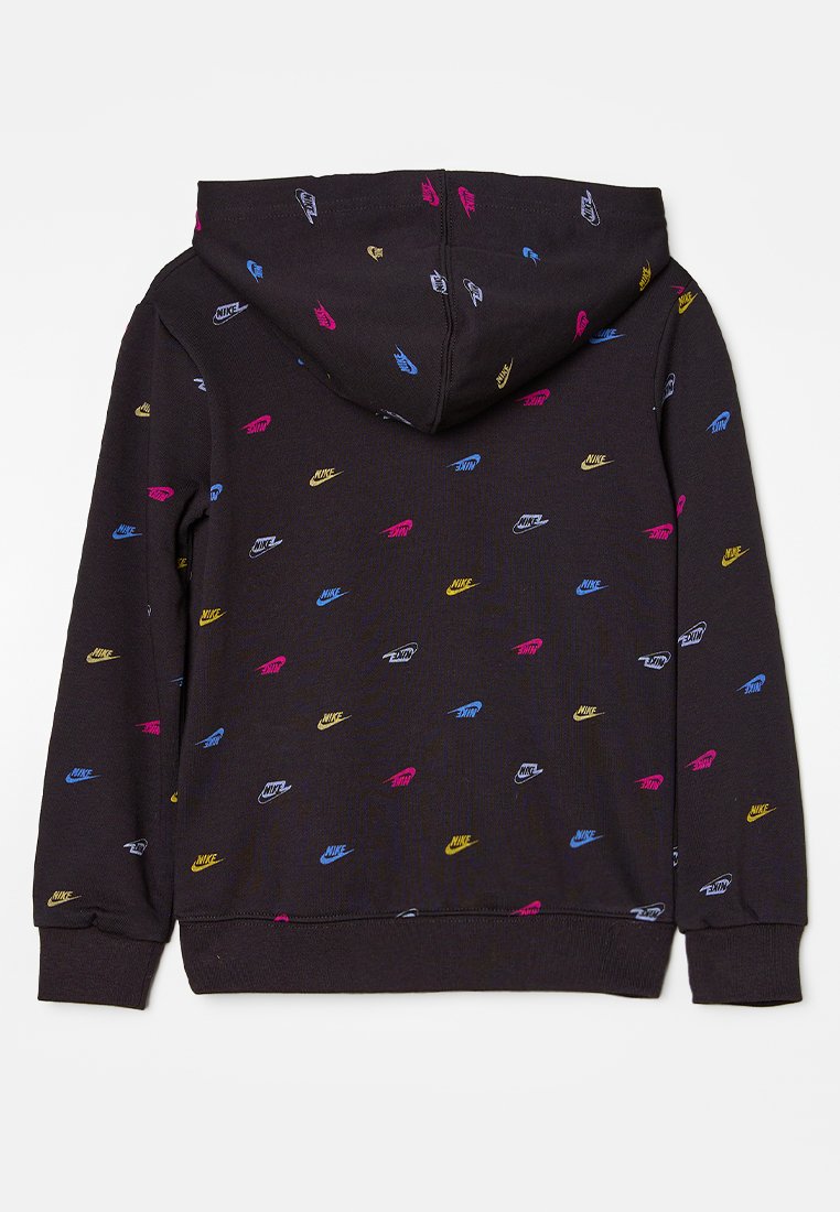 Sudadera con capucha negra que presenta un patrón repetido de logotipos coloridos de Nike en rosa, azul, amarillo y blanco sobre un tejido texturizado.