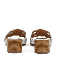 Sandali bianchi open-toe con tomaia in pelle intrecciata e un tacco cilindrico largo in legno marrone con scanalature orizzontali.