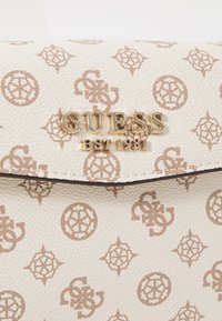 Guess EVELUNE CONVERTIBLE XBODY FLAP - Borsa a tracolla - cream logo