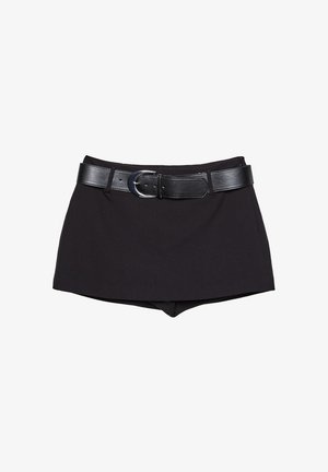 Shorts noirs avec une texture lisse, dotés d'une large ceinture noire et d'une boucle en argent, taillés dans un design ajusté avec une taille légèrement haute.