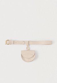 Bež remen od kože s mini torbicom. Remen ima zlatnu kopču, teksturiranu površinu i zaobljenu torbicu s kopčom na dugme.