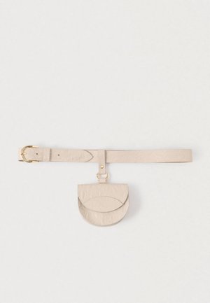 Ceinture en cuir beige avec une mini pochette. La ceinture est dotée d'une boucle en or, d'une surface texturée et d'une pochette ronde avec un fermoir à pression.