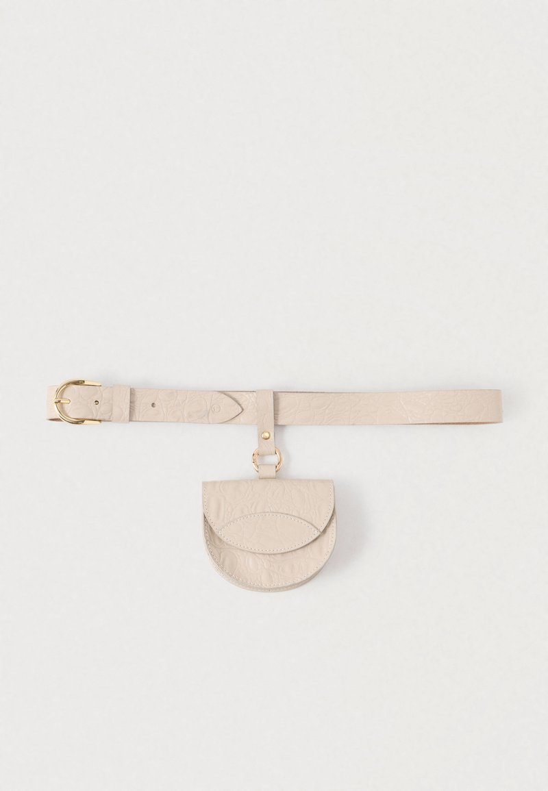 Bež remen od kože s mini torbicom. Remen ima zlatnu kopču, teksturiranu površinu i zaobljenu torbicu s kopčom na dugme.