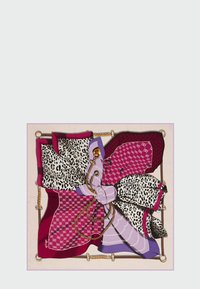 Foulard in seta con motivi leopardati e geometrici in viola, rosso e nero, con un accento a catena e un design centrale annodato.