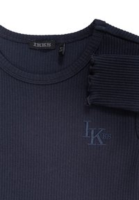 Ciemnoniebieska, prążkowana bluzka z okrągłym dekoltem, falbanami na ramionach oraz haftowanym logo "IKKS" na piersi.