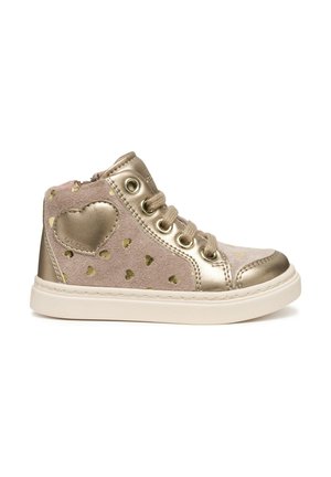 Metallisch goldene und hellrosa High-Top-Sneaker mit Herz-Perforationen, Schnürung vorne und Gummisohle. Weiche Textur mit dekorativen Akzenten.