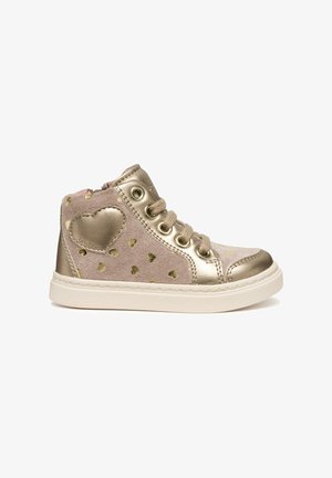Sneaker high-top in oro metallico e rosa chiaro con perforazioni a forma di cuore, lacci frontali e suola in gomma. Texture morbida con dettagli decorativi.