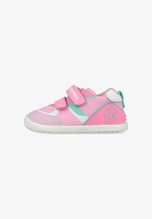 Zapatilla infantil rosa con detalles en azul claro y blanco, dos tiras de velcro y suela blanca, con el logo de biomecanics en el talón.