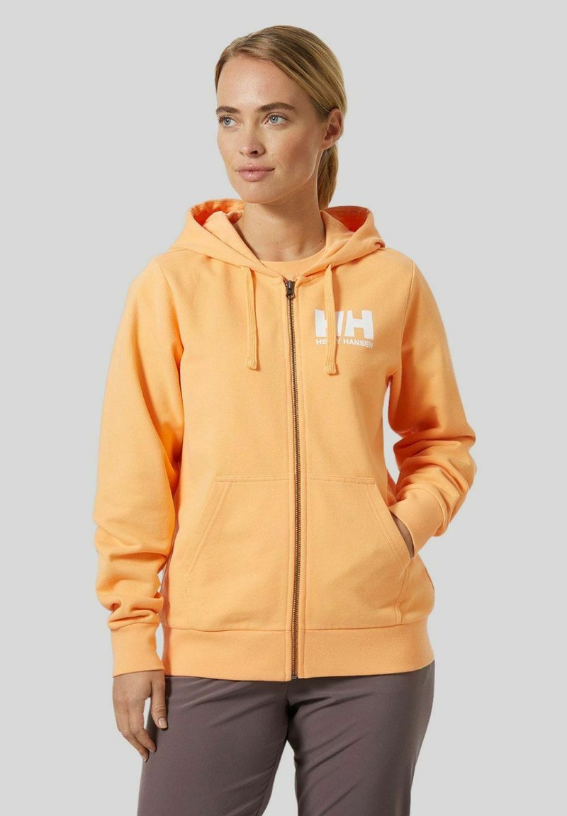 Pomarańczowa bluza z kapturem na suwak, wykonana z miękkiego materiału, z frontowym logo, kapturem ze sznurkiem i kieszeniami kangurkami. Gładka tekstura i luźny krój.