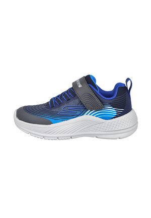Zapatilla deportiva en azul y gris con un upper texturizado, que cuenta con una correa de Velcro, un sistema de cordones y una suela blanca acolchada con un diseño patternado.