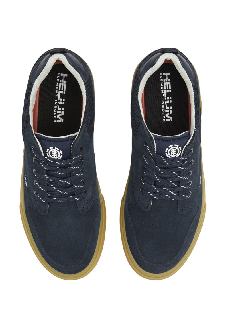 Marineblaue Wildledersneaker mit grauen Textilakzenten, runder Spitze und beiger Gummisohle. Mit klassischer Schnürung und Logo auf der Zunge.