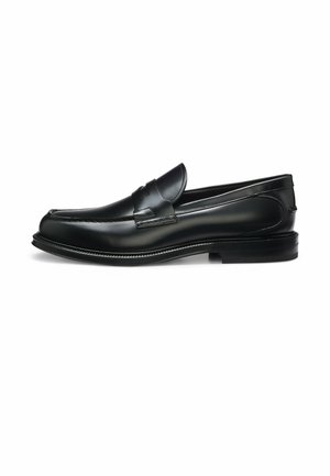 Schwarzer Leder-Pennyloafer mit niedrigem Absatz, Ziernähte und glatter polierter Oberfläche, von der Seite auf weißem Hintergrund gezeigt.