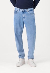 Tommy Jeans ISAAC RELAXED - Jeans Tapered Fit - denim light