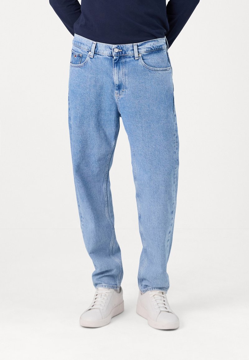 Tommy Jeans ISAAC RELAXED - Jeans Tapered Fit - denim light