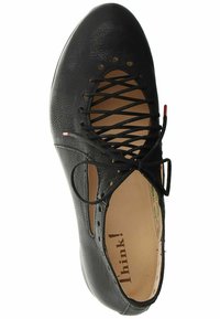 Chaussure plate en cuir noir avec un bout arrondi, un design perforé et des lacets croisées. L'intérieur présente une semelle intérieure de couleur naturelle.