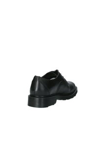 Scarpe in pelle nera con punta affusolata e tacco basso, caratterizzate da una texture liscia e dettagli di cucitura minimi sul retro.