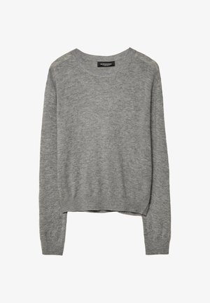 Grauer, langärmeliger Strickpullover mit Rundhalsausschnitt und gerippten Bündchen, der eine leicht verkürzte Passform und eine weiche Textur aufweist.