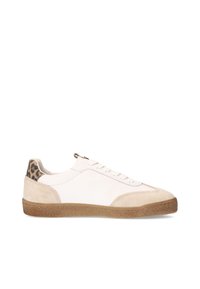 Baskets basses blanches avec bout et talon en daim beige, détail imprimé léopard sur le col du talon, lacets blancs et semelle marron texturée.