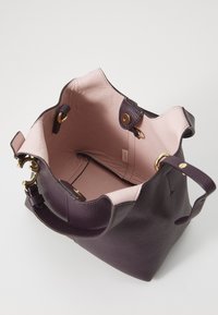 Borsa a tracolla in pelle textured viola con interiora rosa chiaro. Caratterizzata da hardware dorato, una forma strutturata e apertura superiore.